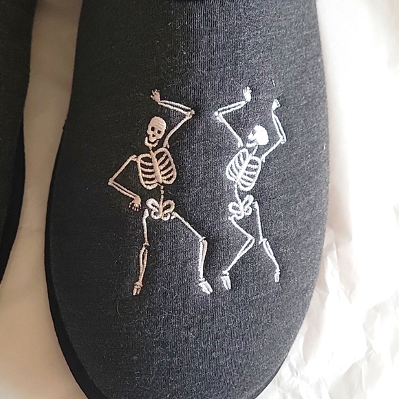 MEN'S DLUXE BY DEARFOAM DANCING SKELTON SLIPPERS NWOT - Picture 2 of 7